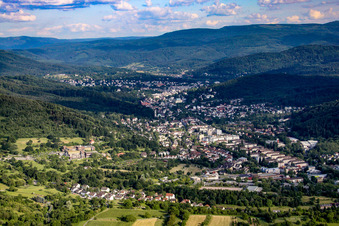 Vue aérienne de De l'ouest à le quartier Oos in Baden-Baden dans le département Bade-Wurtemberg, Allemagne