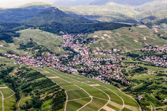 Vue aérienne de De l'ouest à le quartier Varnhalt in Baden-Baden dans le département Bade-Wurtemberg, Allemagne