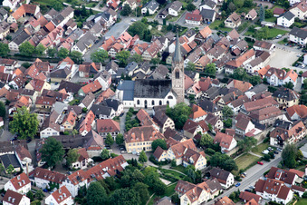 Vue aérienne de Saint-Jacques à le quartier Steinbach in Baden-Baden dans le département Bade-Wurtemberg, Allemagne