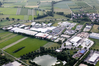Vue aérienne de Zone industrielle et implantation de l'entreprise GMT Gummi-Metall-Technik GmbH à le quartier Vimbuch in Bühl dans le département Bade-Wurtemberg, Allemagne