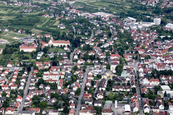Vue aérienne de Vue des rues et des maisons dans les quartiers résidentiels à Bühl dans le département Bade-Wurtemberg, Allemagne