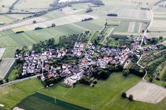 Vue aérienne de Du sud-est à le quartier Oberweier in Bühl dans le département Bade-Wurtemberg, Allemagne