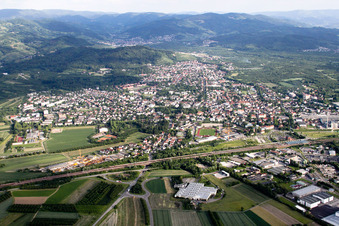 Vue aérienne de Zone industrielle et implantation d'entreprise sur la B3 et vue sur la ville à Achern dans le département Bade-Wurtemberg, Allemagne