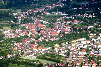 Vue aérienne de Vue des rues et des maisons dans les quartiers résidentiels à le quartier Sasbachried in Achern dans le département Bade-Wurtemberg, Allemagne