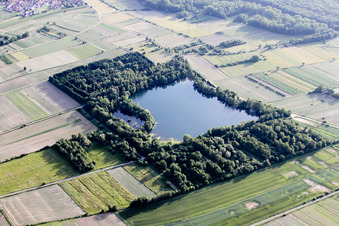 Vue aérienne de Lac de carrière à le quartier Urloffen in Appenweier dans le département Bade-Wurtemberg, Allemagne