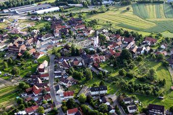 Vue aérienne de Bâtiment d'église au centre du village à le quartier Sand in Willstätt dans le département Bade-Wurtemberg, Allemagne