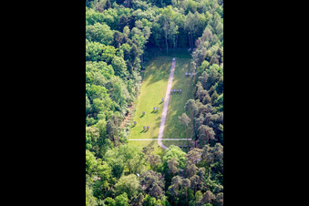 Vue aérienne de Zone d'entraînement du stand de tir du club de tir à l'arc dans une clairière forestière à Kandel dans le département Rhénanie-Palatinat, Allemagne