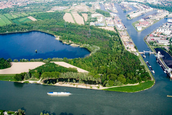 Vue aérienne de Port du Rhin à le quartier Knielingen in Karlsruhe dans le département Bade-Wurtemberg, Allemagne