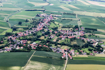 Vue aérienne de Champs agricoles et terres agricoles à Eberbach-Seltz dans le département Bas Rhin, France