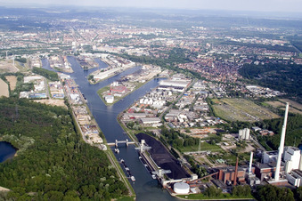 Vue aérienne de Port du Rhin à le quartier Mühlburg in Karlsruhe dans le département Bade-Wurtemberg, Allemagne