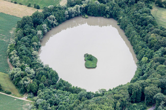 Vue aérienne de Île du lac sur l'étang à Leutenheim dans le département Bas Rhin, France