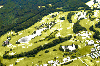 Vue aérienne de Terrain de golf à Soufflenheim dans le département Bas Rhin, France