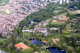 Vue aérienne de Fritschlachweg à le quartier Daxlanden in Karlsruhe dans le département Bade-Wurtemberg, Allemagne