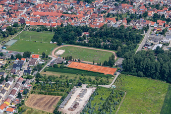 Vue aérienne de Terrains de sport à le quartier Liedolsheim in Dettenheim dans le département Bade-Wurtemberg, Allemagne