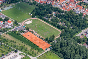 Vue aérienne de Terrains de sport à le quartier Liedolsheim in Dettenheim dans le département Bade-Wurtemberg, Allemagne