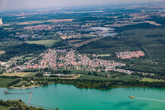 Vue aérienne de Du sud à le quartier Huttenheim in Philippsburg dans le département Bade-Wurtemberg, Allemagne