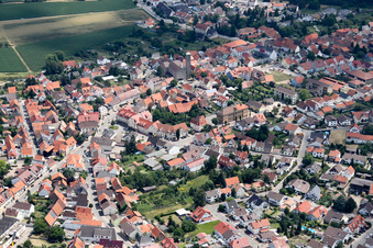 Vue aérienne de Vue d'ensemble de la ville, y compris l'église Saint-Léon-le-Grand à le quartier Sankt Leon in St. Leon-Rot dans le département Bade-Wurtemberg, Allemagne