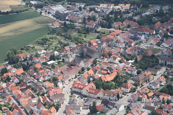 Vue aérienne de Église Saint-Léon le Grand à le quartier Sankt Leon in St. Leon-Rot dans le département Bade-Wurtemberg, Allemagne