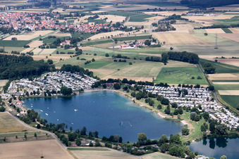 Vue aérienne de Lac de surf de Sankt Leoner à le quartier Sankt Leon in St. Leon-Rot dans le département Bade-Wurtemberg, Allemagne