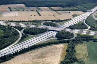 Vue aérienne de Jonction d'autoroutes Walldorf A6 et A5 à le quartier Rot in St. Leon-Rot dans le département Bade-Wurtemberg, Allemagne