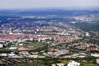 Vue aérienne de Vue de la ville depuis l'ouest à le quartier Beiertheim-Bulach in Karlsruhe dans le département Bade-Wurtemberg, Allemagne