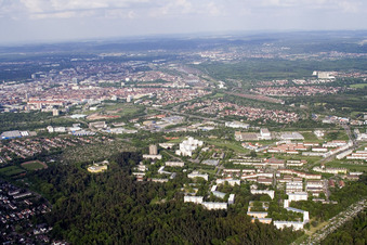 Vue aérienne de De l'ouest à le quartier Oberreut in Karlsruhe dans le département Bade-Wurtemberg, Allemagne