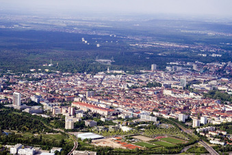 Vue aérienne de Du sud (Europahalle, ZKM) à le quartier Südweststadt in Karlsruhe dans le département Bade-Wurtemberg, Allemagne