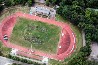 Vue aérienne de Les élèves de l'IGS représentent « École sans racisme » dans le stade à Kandel dans le département Rhénanie-Palatinat, Allemagne