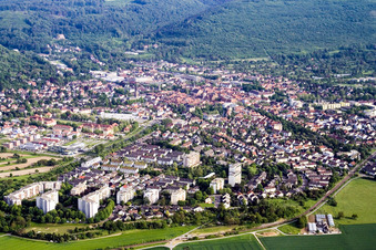 Vue aérienne de Vue des rues et des maisons dans les quartiers résidentiels à Ettlingen dans le département Bade-Wurtemberg, Allemagne
