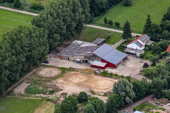 Vue aérienne de Weberhof, moulin à laver à Billigheim-Ingenheim dans le département Rhénanie-Palatinat, Allemagne