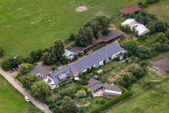 Vue aérienne de Ferme équestre dans l'allée de lavage à Billigheim-Ingenheim dans le département Rhénanie-Palatinat, Allemagne