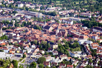 Vue aérienne de Quartier de la vieille ville et centre-ville à Ettlingen dans le département Bade-Wurtemberg, Allemagne