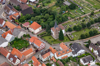 Vue aérienne de Protestation. Église Winden et cimetière à Winden dans le département Rhénanie-Palatinat, Allemagne