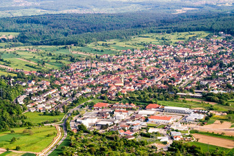 Vue aérienne de Du nord à le quartier Langensteinbach in Karlsbad dans le département Bade-Wurtemberg, Allemagne