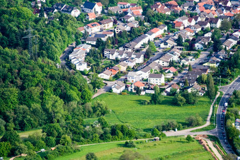 Rue Wilhelm-Roether à le quartier Langensteinbach in Karlsbad dans le département Bade-Wurtemberg, Allemagne hors des airs