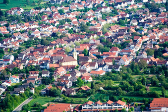Vue aérienne de Centre du village à le quartier Langensteinbach in Karlsbad dans le département Bade-Wurtemberg, Allemagne