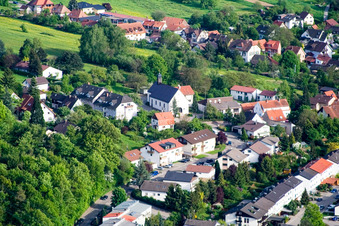 Vue aérienne de Rue Wilhelm Roether à le quartier Langensteinbach in Karlsbad dans le département Bade-Wurtemberg, Allemagne