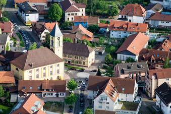Vue aérienne de Weinbrennerkirche Langensteinbach dans le vieux centre-ville à le quartier Langensteinbach in Karlsbad dans le département Bade-Wurtemberg, Allemagne