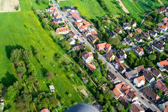 Vue aérienne de Route vers Auerbach à le quartier Langensteinbach in Karlsbad dans le département Bade-Wurtemberg, Allemagne