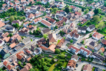 Vue aérienne de Centre à le quartier Langensteinbach in Karlsbad dans le département Bade-Wurtemberg, Allemagne