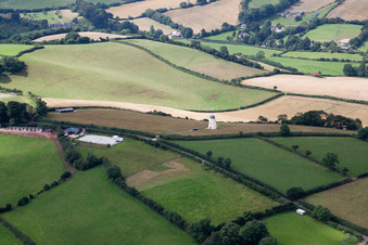 Vue aérienne de Ancien moulin à vent en bordure de champs cultivés à North Whilborough à le quartier North Whilborough in Newton Abbot dans le département Angleterre, Vereinigtes Königreich