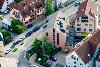 Vue aérienne de Pharmacie centrale à le quartier Langensteinbach in Karlsbad dans le département Bade-Wurtemberg, Allemagne