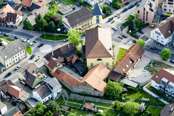 Vue aérienne de Église Saint-Louis à le quartier Langensteinbach in Karlsbad dans le département Bade-Wurtemberg, Allemagne