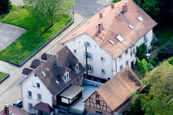Vue aérienne de Ancienne pharmacie à le quartier Langensteinbach in Karlsbad dans le département Bade-Wurtemberg, Allemagne