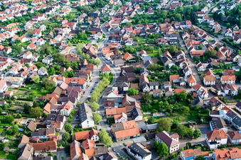Vue aérienne de Rue principale à le quartier Langensteinbach in Karlsbad dans le département Bade-Wurtemberg, Allemagne