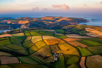 Vue aérienne de Champs au large de la zone côtière de l'estuaire de la Dart à Dartmouth dans le département Angleterre, Vereinigtes Königreich