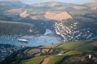 Vue aérienne de Zones riveraines le long de l'estuaire de la Dart à Dartmouth dans le département Angleterre, Vereinigtes Königreich