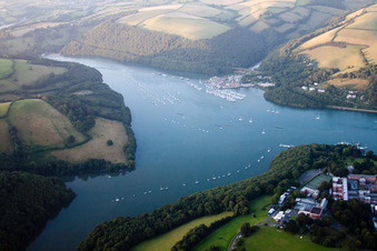 Vue aérienne de Zones riveraines le long de l'estuaire de la Dart à Dartmouth dans le département Angleterre, Vereinigtes Königreich