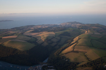 Vue aérienne de Dartmouth dans le département Angleterre, Grande Bretagne