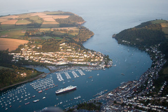 Vue aérienne de Zones bancaires le long de l'estuaire de la Dart en Kingswear à le quartier Kingswear in Dartmouth dans le département Angleterre, Vereinigtes Königreich